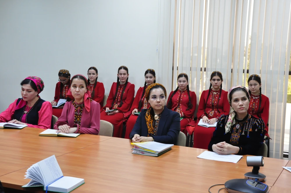 “HALKARA JEDELLERI PARAHATÇYLYK SERIŞDELER BILEN ÇÖZMEK” ATLY TEMA BOÝUNÇA WEBINAR GEÇIRILDI