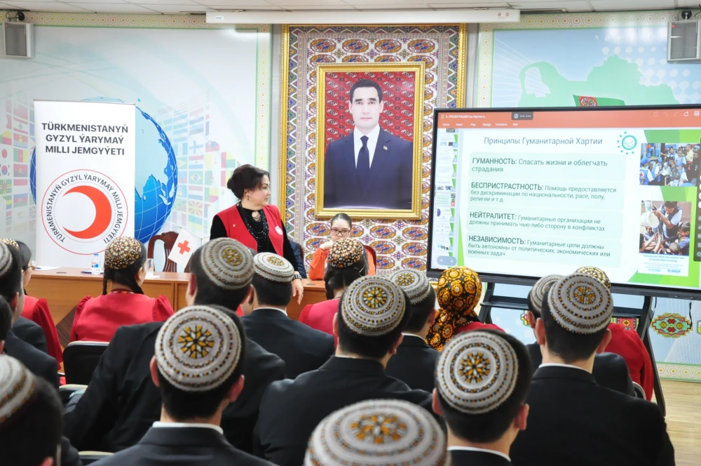 Türkmenistanyň Gyzyl Ýarymaý Milli jemgyýetiniň guramagynda okuw maslahaty geçirildi