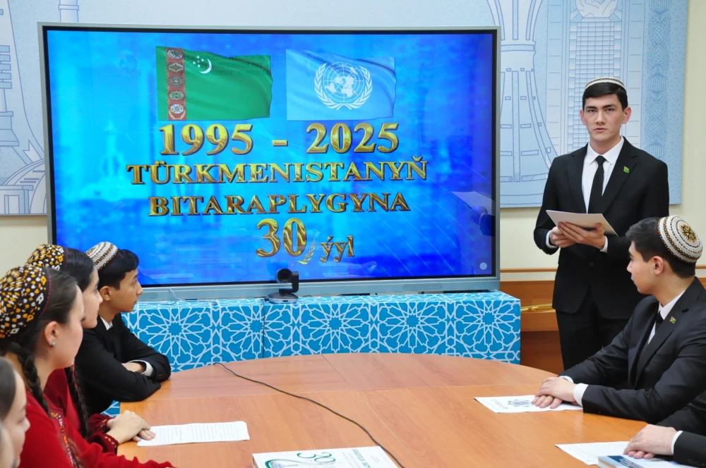 ÝAŞ DIPLOMATLAR MEKDEBINIŇ AGZALARYNYŇ ARASYNDA REFERAT BÄSLEŞIGI GEÇIRILDI