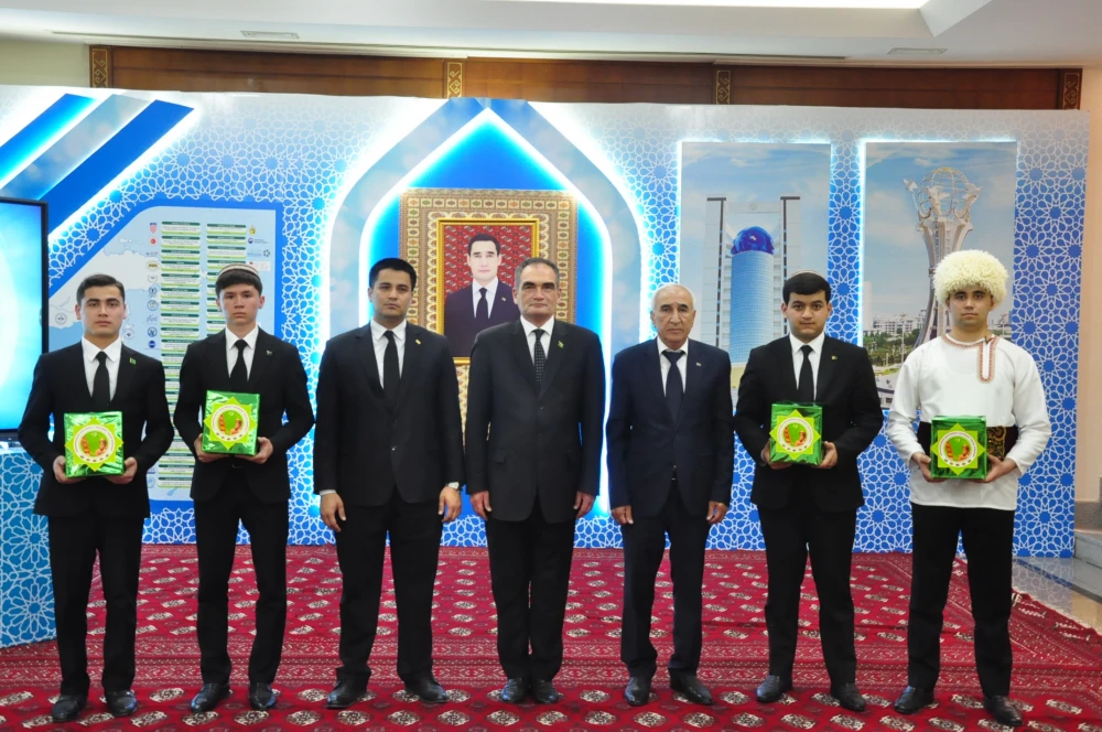 «BERKARAR DÖWLETIŇ TÄZE EÝÝAMYNYŇ BAGTYÝAR GERÇEKLERI» ATLY DÖREDIJILIK BÄSLEŞIGINIŇ INSTITUT TAPGYRY GEÇIRILDI