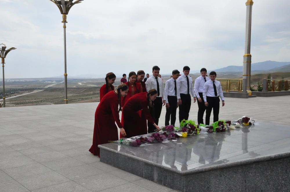 ETERNAL FRIENDSHIP BETWEEN NATIONS: FLOWER-LAYING CEREMONY HELD WITH CHINESE DELEGATION
