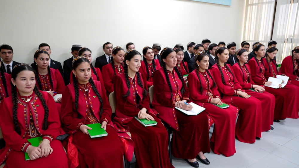 ÖŇÜNI ALYŞ DIPLOMATIÝASY BOÝUNÇA OKUW SAPAGY