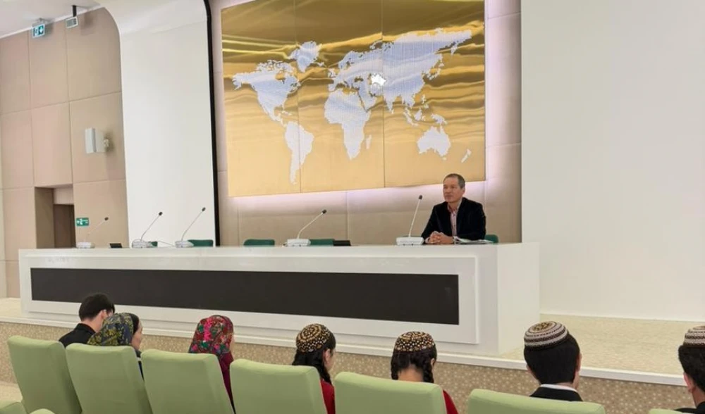 A TRAINING SESSION ON COMMENTARY MASTERY WAS HELD FOR YOUNG REPORTERS