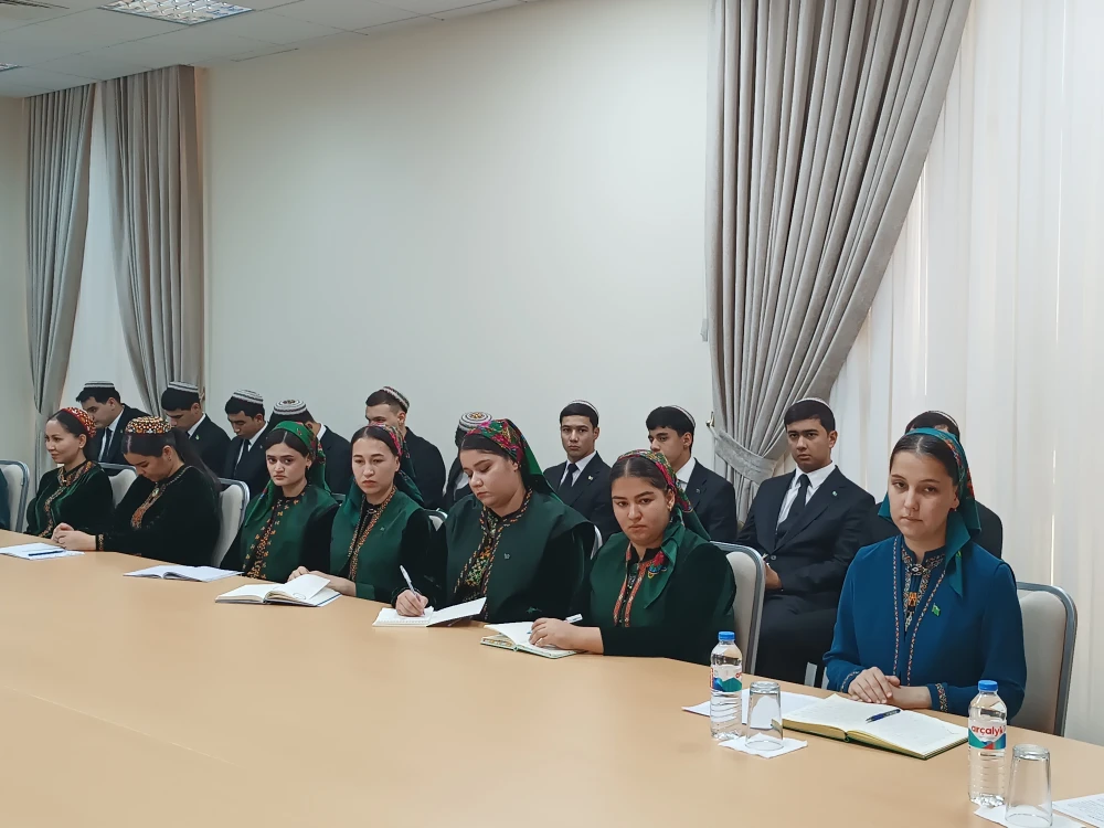 TÜRKMENISTANYŇ BITARAPLYGYNYŇ DIPLOMATIK NUSGASYNA BAGYŞLANAN YLMY-AMALY MASLAHAT GEÇIRILDI