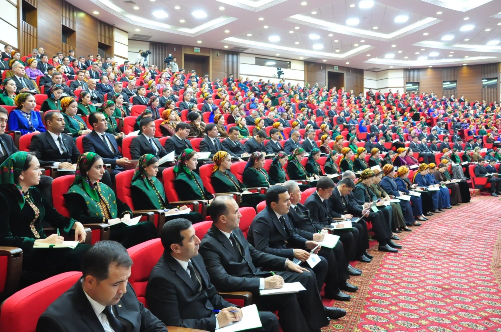 TÜRKMEN DIPLOMATIÝASYNYŇ MILLI MEKDEBINDE GEÇIRILEN DABARALY MASLAHAT