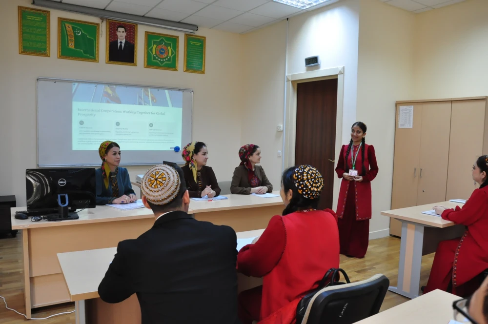 «Bitarap ýurtlaryň özara gatnaşyklary» atly sohbetdeşlik geçirildi