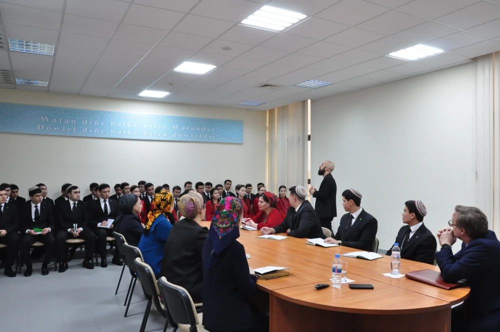 OXFORD UNIVERSITY PROFESSOR DELIVERS GUEST LECTURE