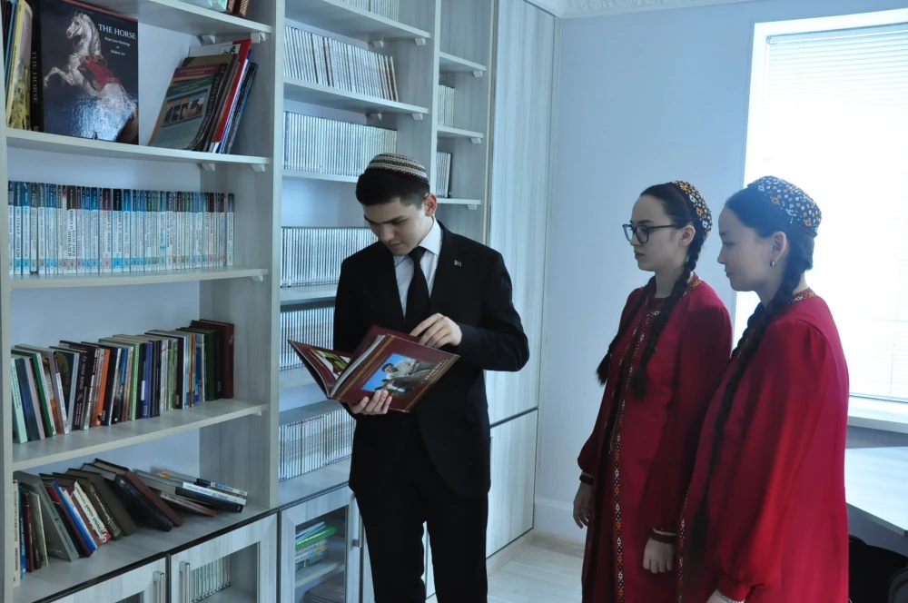 “Türkmen atlary” döwlet birleşigine gezelenç