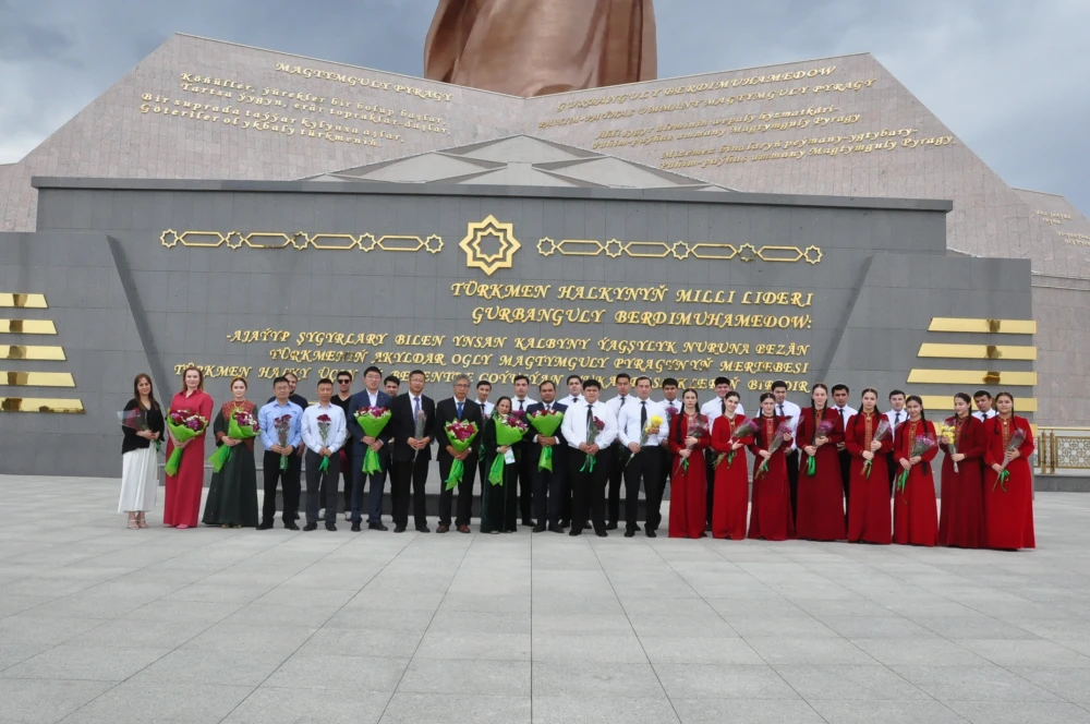 ETERNAL FRIENDSHIP BETWEEN NATIONS: FLOWER-LAYING CEREMONY HELD WITH CHINESE DELEGATION