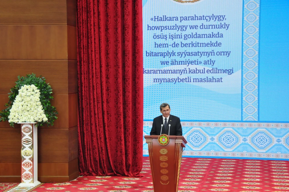 «HALKARA PARAHATÇYLYGY, HOWPSUZLYGY WE DURNUKLY ÖSÜŞ IŞINI GOLDAMAKDA HEM-DE BERKITMEKDE BITARAPLYK SYÝASATYNYŇ ORNY WE ÄHMIÝETI» ATLY KARARNAMANYŇ KABUL EDILMEGI MYNASYBETLI GEÇIRILEN MASLAHAT