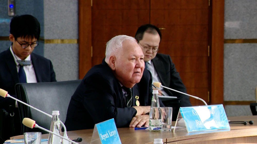 LANÇŽOU UNIWERSITETINIŇ WEKILLERI BILEN GEÇIRILEN “TEGELEK STOL” DUŞUŞYGY