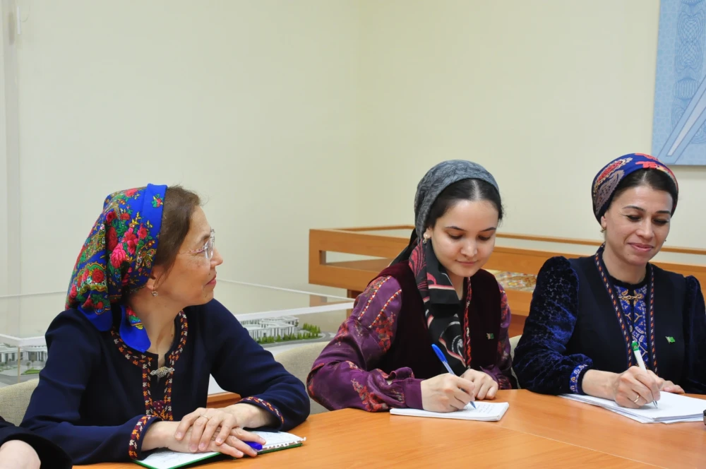 ONLAÝN OKUW-USULY MASLAHAT GEÇIRILDI