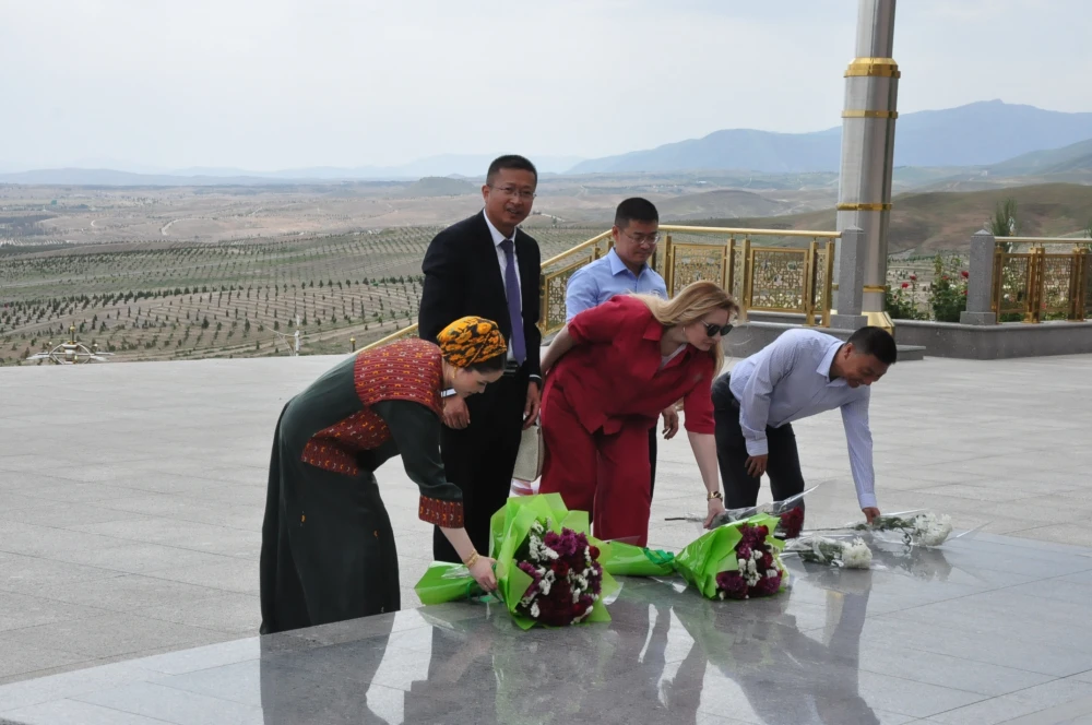 ETERNAL FRIENDSHIP BETWEEN NATIONS: FLOWER-LAYING CEREMONY HELD WITH CHINESE DELEGATION