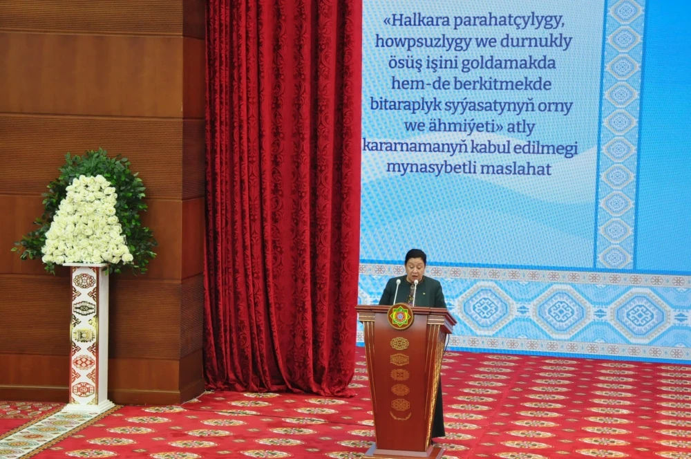 «HALKARA PARAHATÇYLYGY, HOWPSUZLYGY WE DURNUKLY ÖSÜŞ IŞINI GOLDAMAKDA HEM-DE BERKITMEKDE BITARAPLYK SYÝASATYNYŇ ORNY WE ÄHMIÝETI» ATLY KARARNAMANYŇ KABUL EDILMEGI MYNASYBETLI GEÇIRILEN MASLAHAT