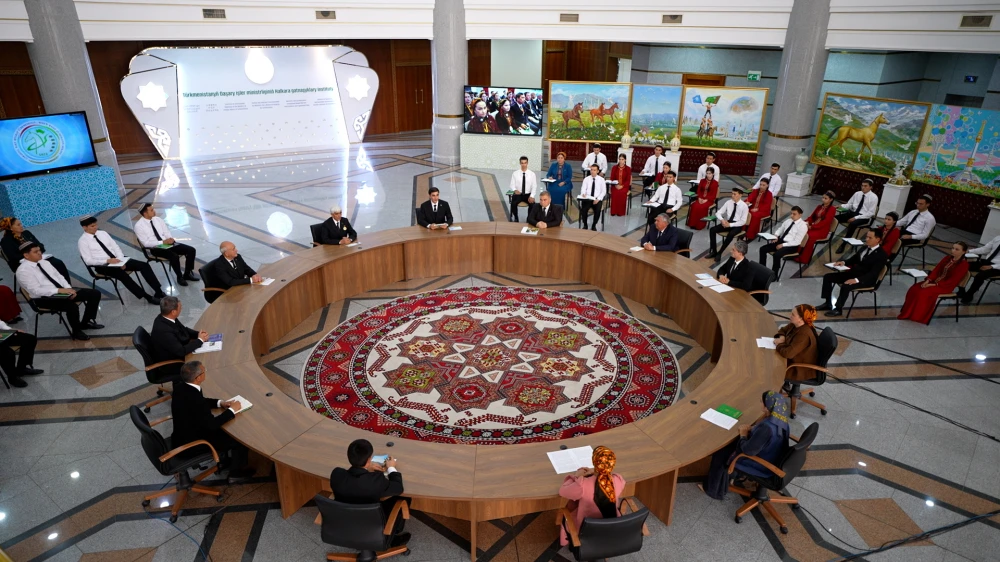AHALTEKE BEDEWLERINE BAGYŞLANYP «TEGELEK STOLUŇ» BAŞYNDA SÖHBETDEŞLIK GEÇIRILDI surady