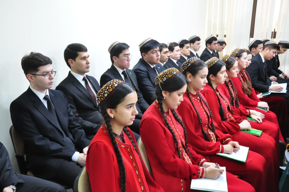 «JEMAGAT DIPLOMATIÝASYNYŇ TÄSIRINIŇ ARTMAGYNDA SANY TEHNOLOGIÝALARYŇ ORNY» ATLY YLMY-DÖREDIJILIK MASLAHATY GEÇIRILDI