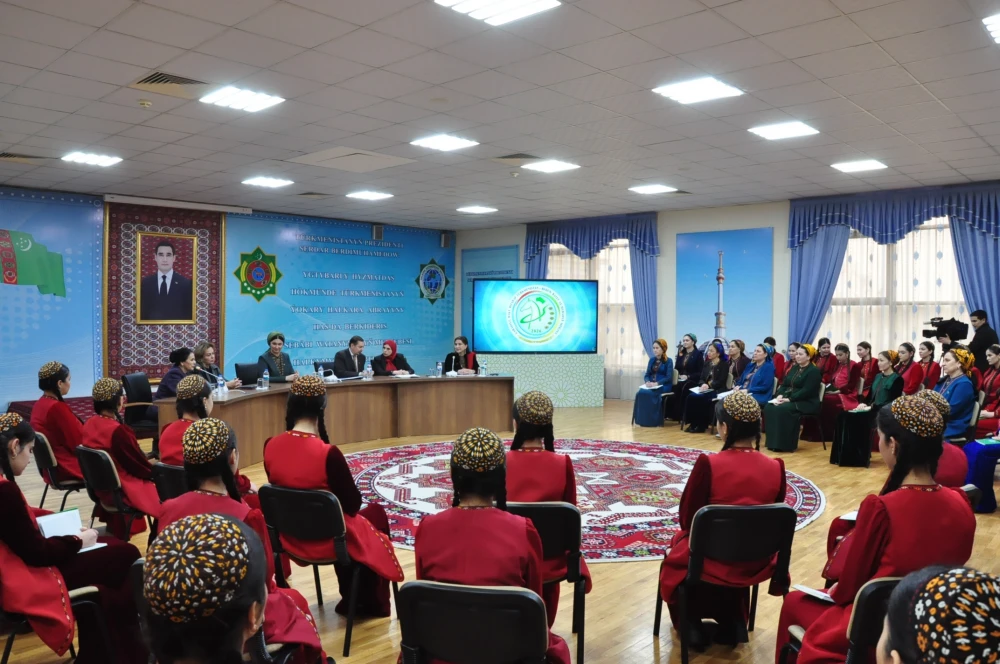 Zenan diplomatlaryň jemgyýetdäki orny we olaryň ýeten sepgitleri barada interaktiw dialog geçirildi