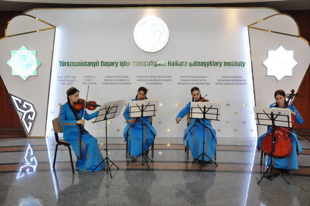HORMATLY PREZIDENTIMIZIŇ «TÜRKMENISTANYŇ BITARAPLYGY — PARAHATÇYLYGYŇ WE YNANYŞMAGYŇ AÝDYŇ ÝOLY» ATLY KITABYNYŇ ÝAPON DILINDÄKI NEŞIRINIŇ TANYŞDYRYLYŞ DABARASY