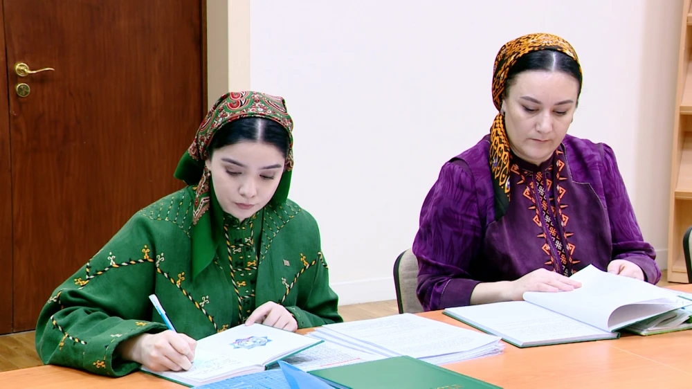 ÝAŞ ALYMLARYŇ YLMY BÄSLEŞIGINIŇ INSTITUT TAPGYRY GEÇIRILDI