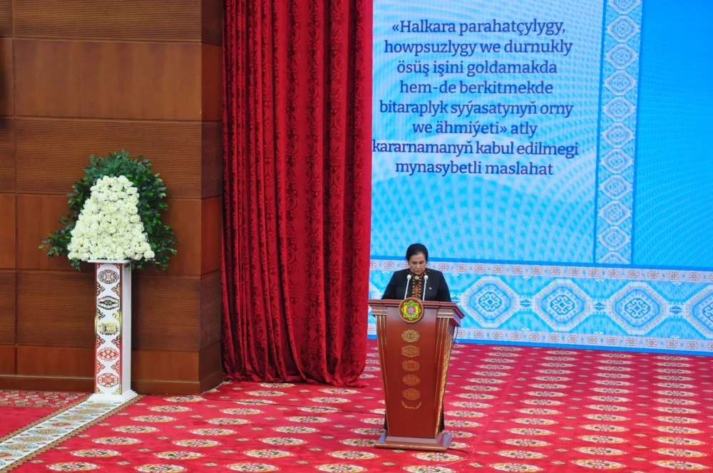 «HALKARA PARAHATÇYLYGY, HOWPSUZLYGY WE DURNUKLY ÖSÜŞ IŞINI GOLDAMAKDA HEM-DE BERKITMEKDE BITARAPLYK SYÝASATYNYŇ ORNY WE ÄHMIÝETI» ATLY KARARNAMANYŇ KABUL EDILMEGI MYNASYBETLI GEÇIRILEN MASLAHAT