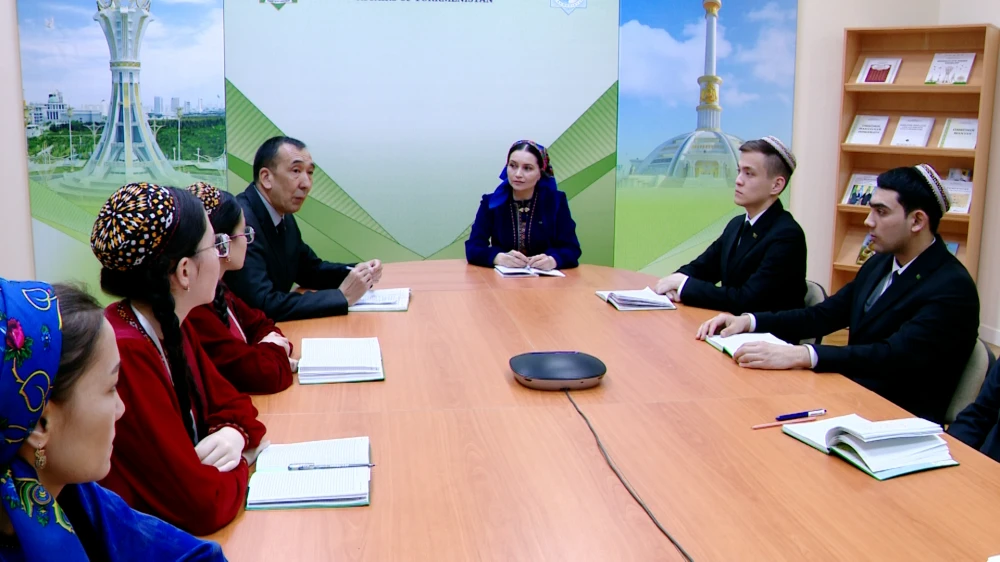 HALKARA ÝARYŞLARYNY ŞÖHLELENDIRMEKDE SPORT ŽURNALISTIŇ AÝRATYNLYGYNA WE ÝAŞ ŽURNALISTIŇ HÜNÄR ETIKASYNA BAGYŞLANAN OKUW SAPAGY  GEÇIRILDI