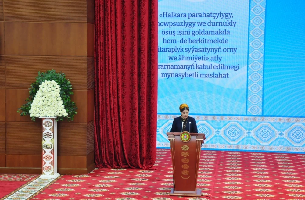 «HALKARA PARAHATÇYLYGY, HOWPSUZLYGY WE DURNUKLY ÖSÜŞ IŞINI GOLDAMAKDA HEM-DE BERKITMEKDE BITARAPLYK SYÝASATYNYŇ ORNY WE ÄHMIÝETI» ATLY KARARNAMANYŇ KABUL EDILMEGI MYNASYBETLI GEÇIRILEN MASLAHAT