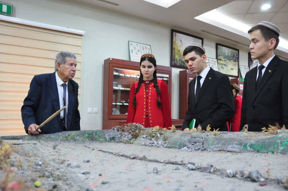 СОСТОЯЛАСЬ ВСТРЕЧА С ИЗВЕСТНЫМ УЧЁНЫМ А.БУШМАКИНЫМ