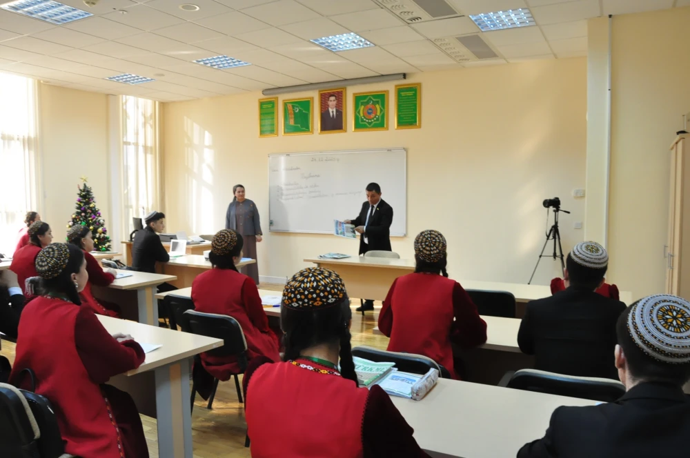 Ussat fotohabarçy talyplar bilen tejribesini paýlaşdy surady