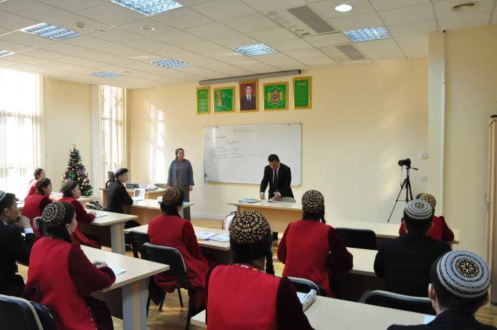 Ussat fotohabarçy talyplar bilen tejribesini paýlaşdy