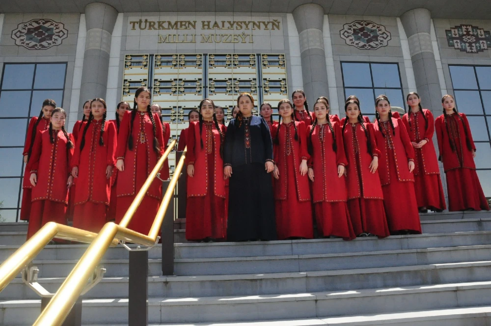 Türkmen halysynyñ milli muzeýine gezelenç gurnaldy