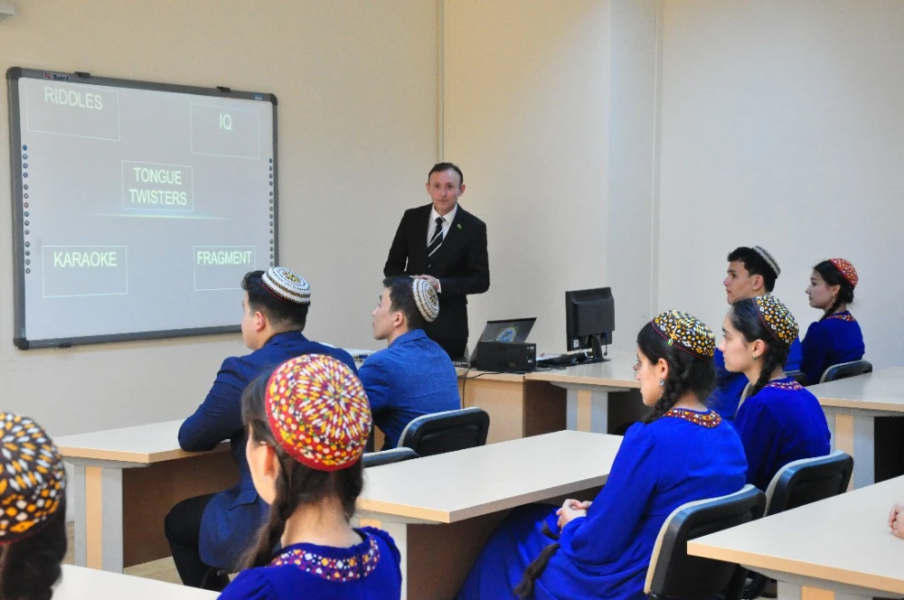 A lesson with members of the School of Young Diplomats