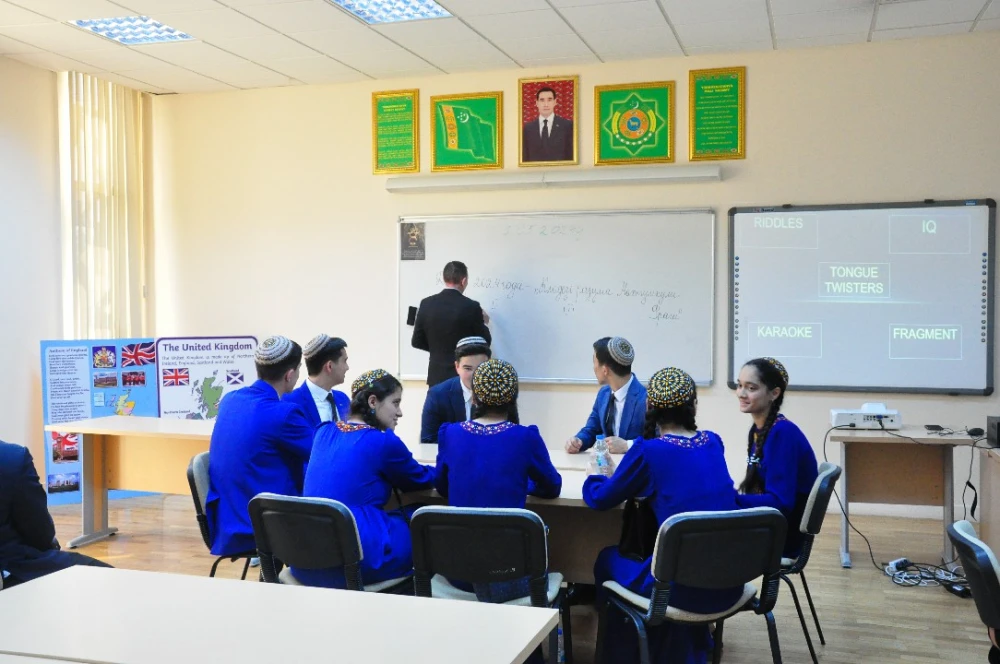 A lesson with members of the School of Young Diplomats