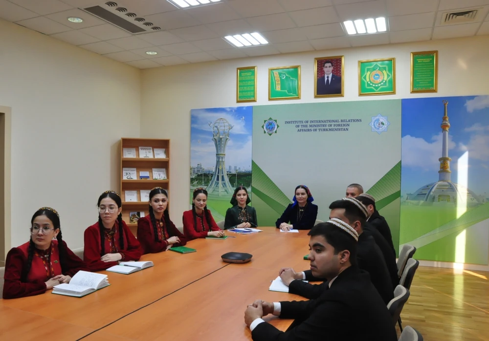 ÝAŞ HABARÇYLARA «HALKARA ÇÄRELERDE ALYPBARYJYNYŇ USSATLYGY» ATLY OKUW SAPAGY  GEÇIRILDI