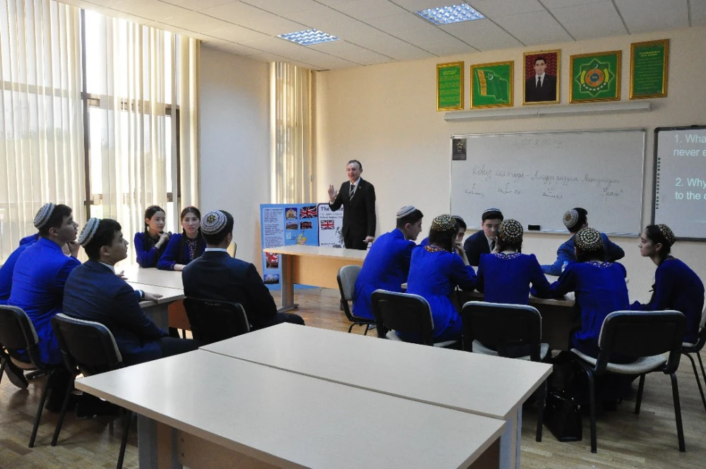 A lesson with members of the School of Young Diplomats