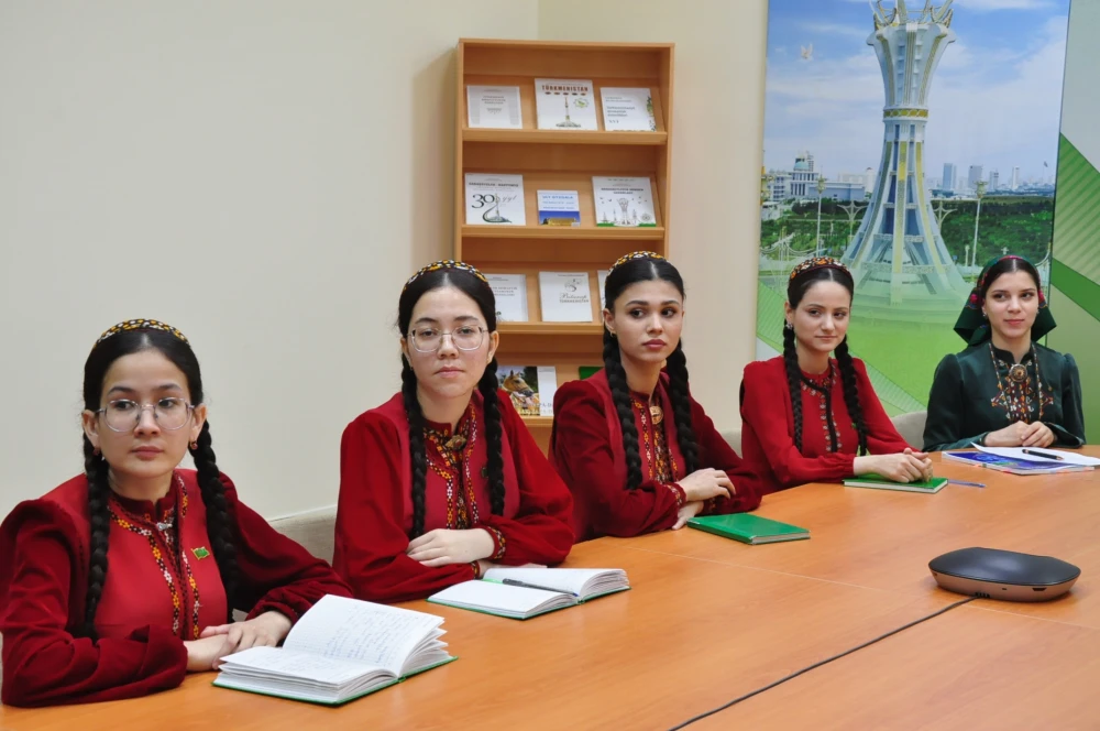 ÝAŞ HABARÇYLARA «HALKARA ÇÄRELERDE ALYPBARYJYNYŇ USSATLYGY» ATLY OKUW SAPAGY  GEÇIRILDI