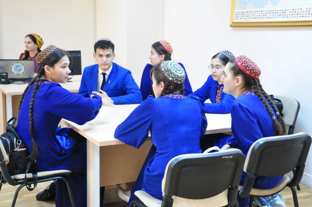 A lesson with members of the School of Young Diplomats