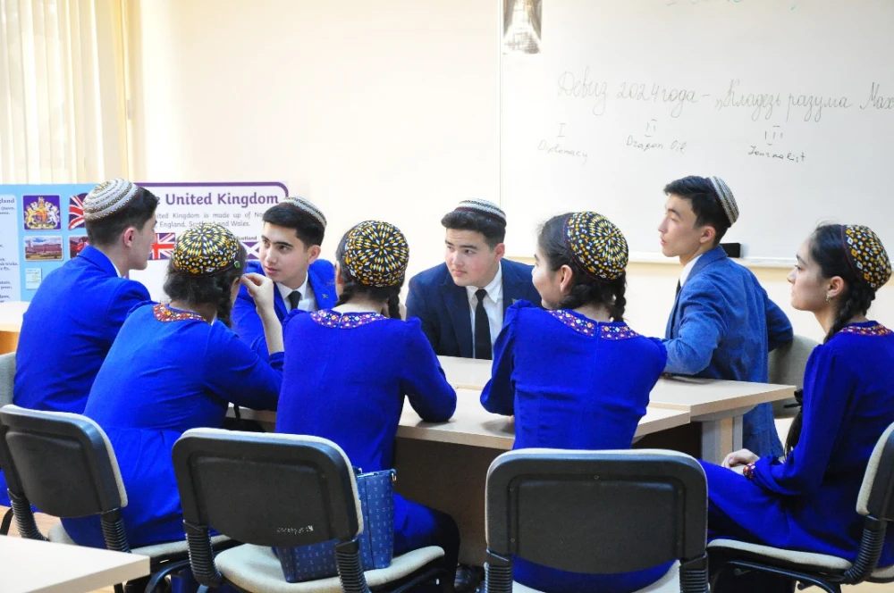 A lesson with members of the School of Young Diplomats