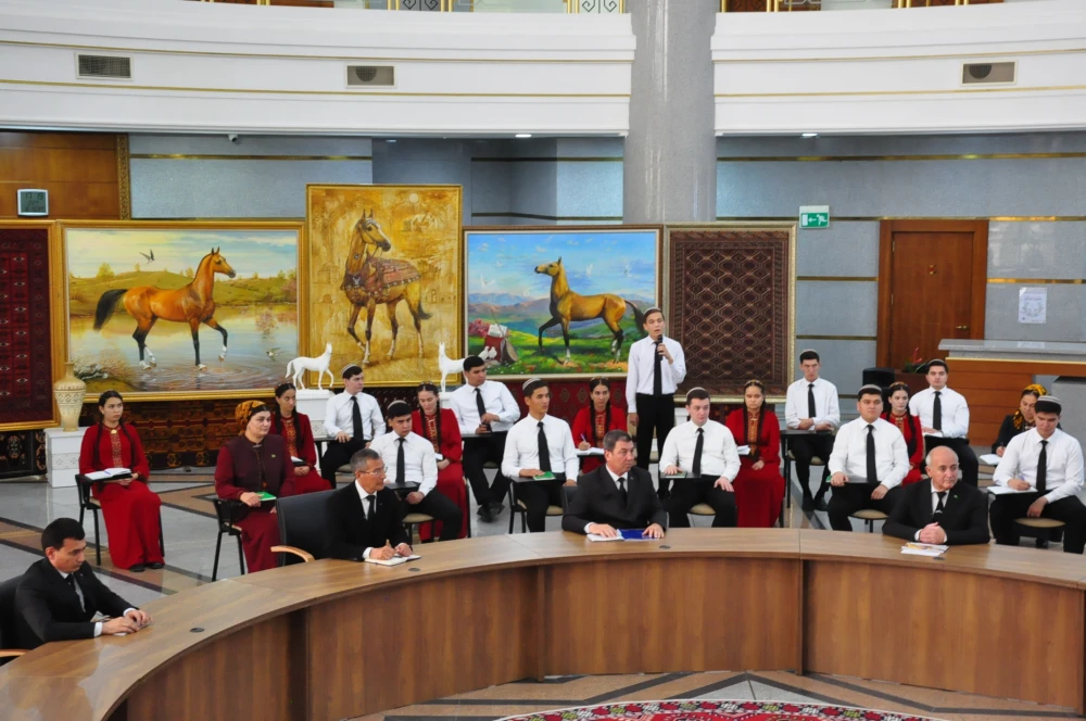 AHALTEKE BEDEWLERINE BAGYŞLANYP «TEGELEK STOLUŇ» BAŞYNDA SÖHBETDEŞLIK GEÇIRILDI