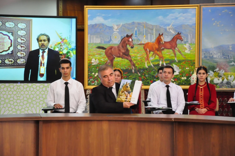 AHALTEKE BEDEWLERINE BAGYŞLANYP «TEGELEK STOLUŇ» BAŞYNDA SÖHBETDEŞLIK GEÇIRILDI