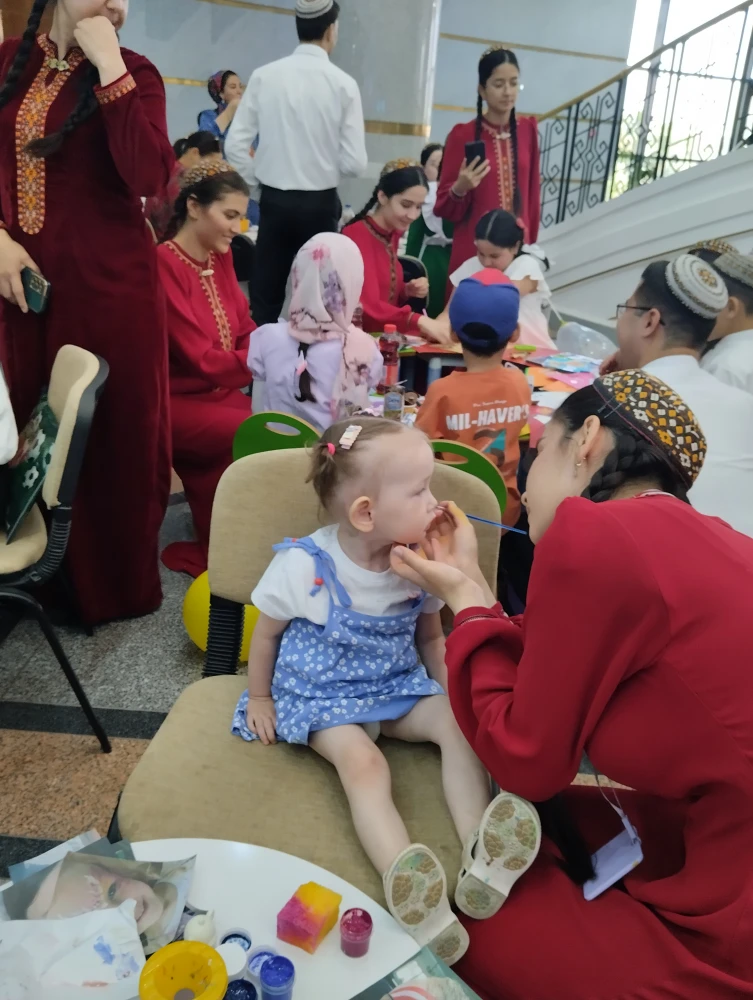Warmth of Hearts for Children: Institute Students Present a Holiday for Children's Day surady